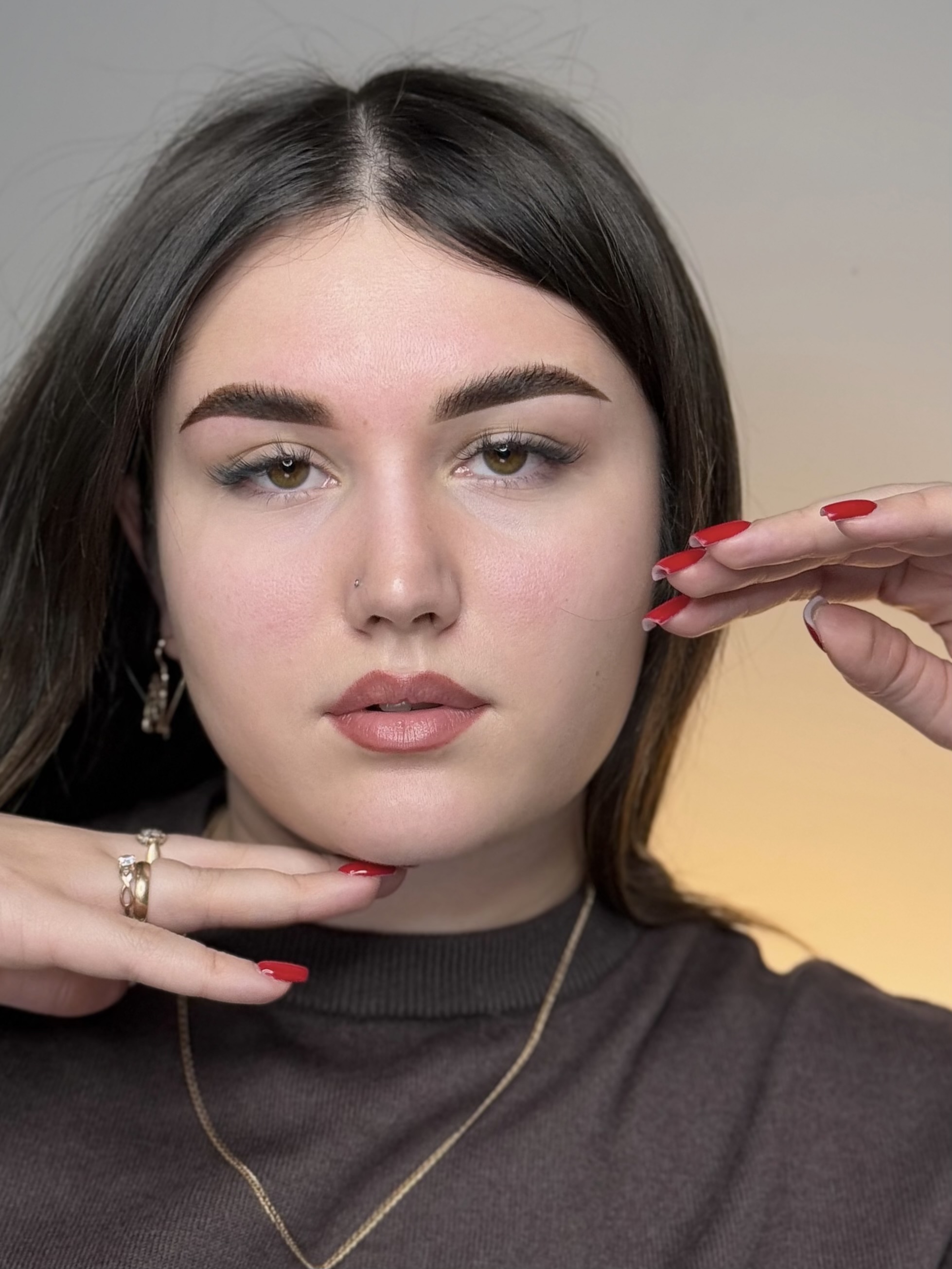 Брови — четкий низ мягкий верх